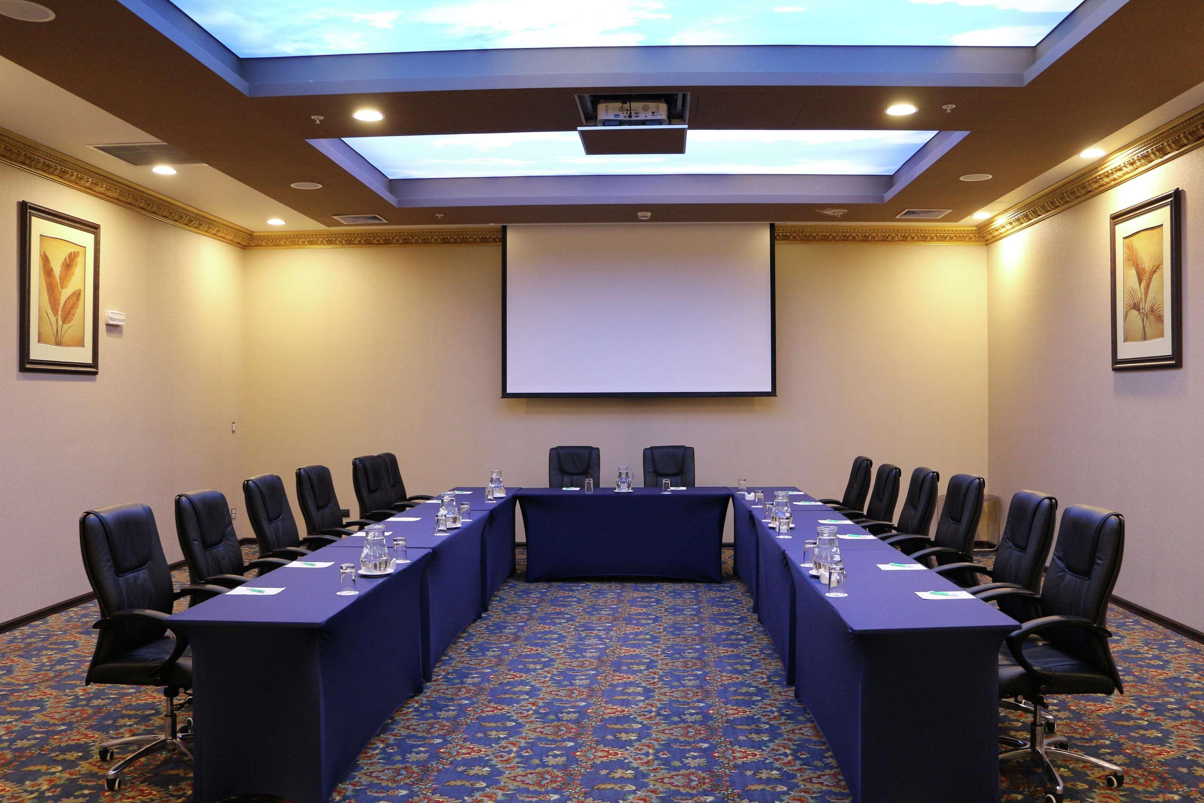Hilton Garden Surco 5*